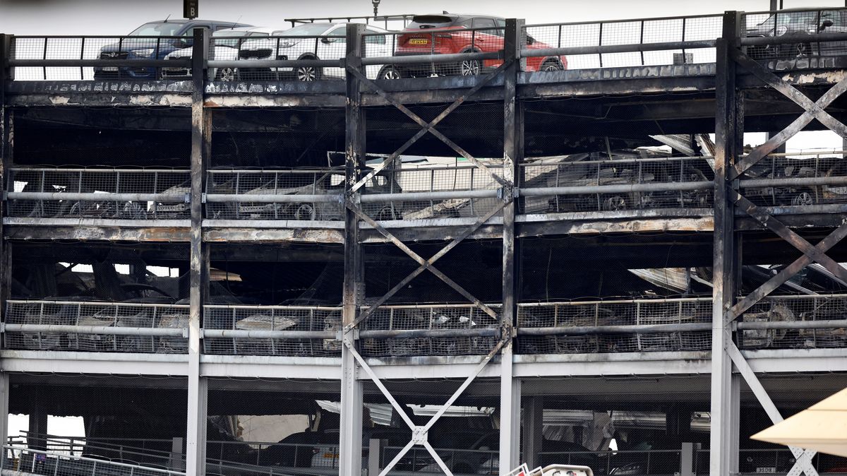 Na parkovišti londýnského letiště Luton shořelo přes tisíc aut